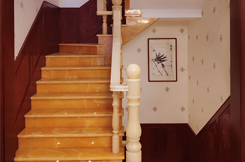 东营中式别墅室内汉白玉石楼梯的定制安装装饰效果